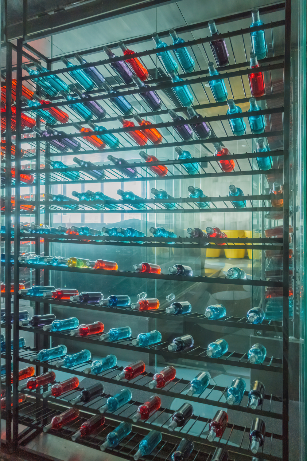 斑斕色彩，瓶間雅趣 探秘酒吧倉庫中的起泡酒與香檳世界